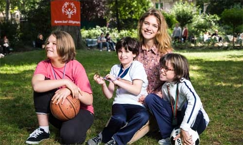 Natalia Vodianova sourit aux sportifs handicapés mentaux