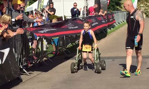 Bailey, IMC, à 8 ans, il achève un triathlon, seul!