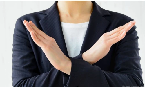 femme non avec ses bras