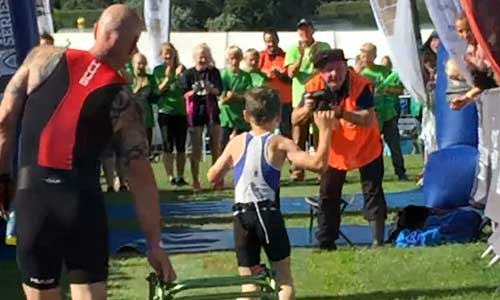 Bailey, 9 ans, IMC, arrive en France pour un triathlon