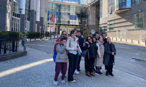 Le groupe de 14 personnes devant le Parlement européen de Bruxelles.