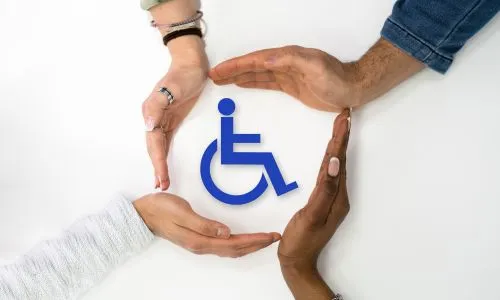 Plusieurs mains autour du symbole handicap sur fond blanc.