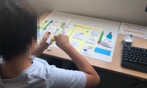 Enfant collant ses activit&eacute;s du jour sur son planing