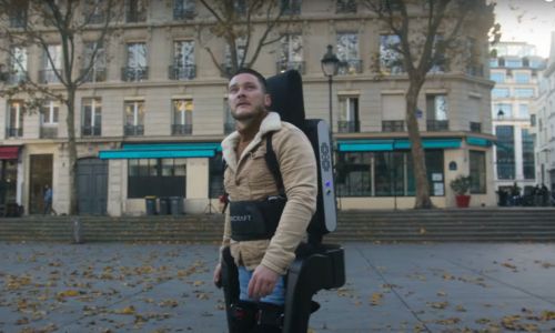 Un homme se tient debout dans la rue grâce au nouvel exosquelette de Wandercraft