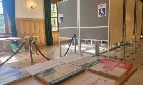 Isoloir portant un logo handicap devant les bulletins des Européennes 2024