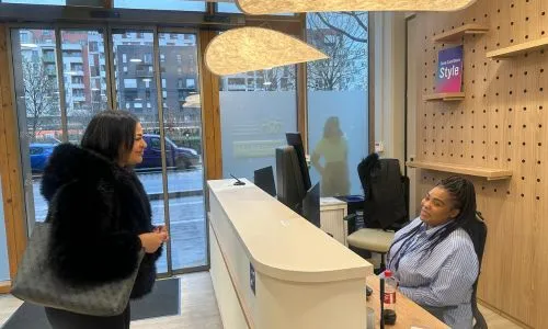 Une jeune femme se pr&eacute;sente &agrave; l&rsquo;accueil de la MDAA.