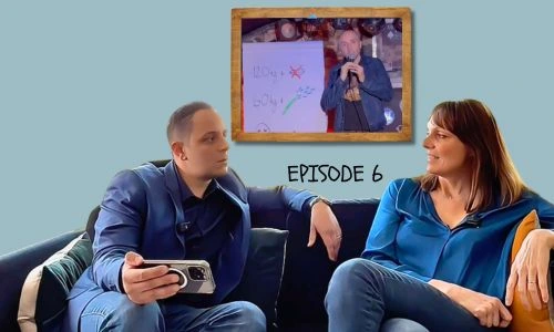 Chams-Ddine Belkhayat et Marie-Maude Geoffray sur un canap&eacute;