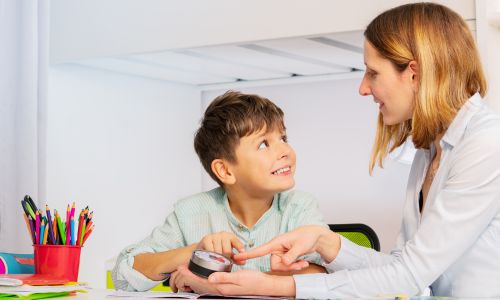 Un élève handicapé accompagné par une AESH