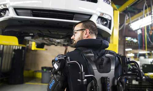 Illustration article Ford invente l'ouvrier augmenté, équipé d'un exosquelette