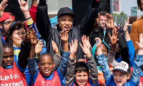 Mbappé aux côtés des enfants malades de l'ONG Premiers de Cordée