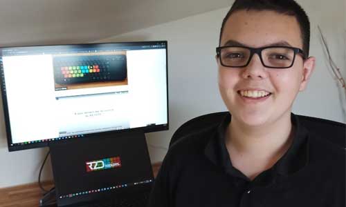 A 15 ans, Ryann invente un clavier d'ordinateur pour dys 