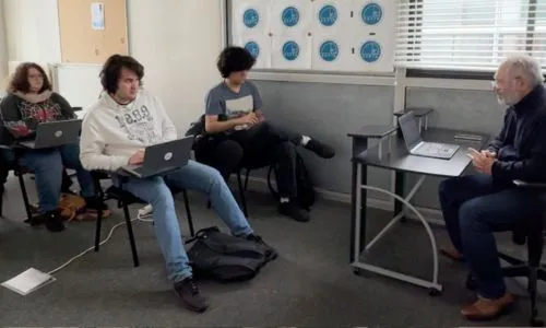 Une salle de classe avec le professeur et les élèves.