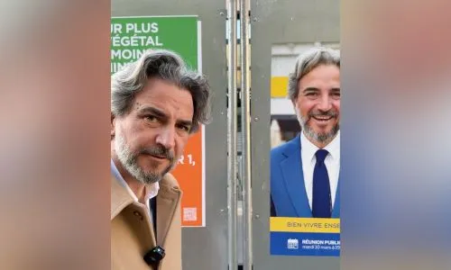 Vincent Jul&eacute; devant l'affiche &eacute;lectorale.