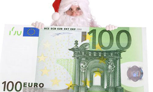 Un père Noël tient un billet de 100 euros.