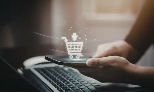 Personne faisant des achats en ligne &agrave; l'aide d'un ordinateur portable et d'un s