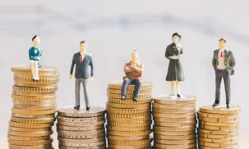 Miniatures de professionnels sur des piles de pi&egrave;ces de monnaie