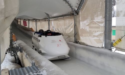 L’arrivée d’un bob-raft, composé de 3 passagers, sur la piste de La Plagne.