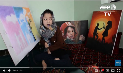 Afghanistan: Robaba, 19 ans, handicapée, artiste inspirante