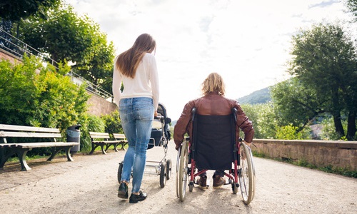 Illustration article Le " droit au répit " peu utilisé par les aidants familiaux