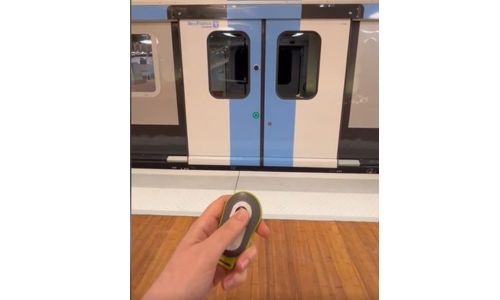 Aide au repérage des portes devant la porte d’une nouvelle rame du RER E.