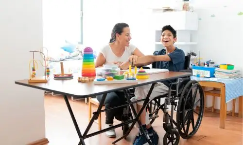 une aide a domicile avec un enfant handicap&eacute;
