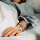 patient sur un lit d'h&ocirc;pital