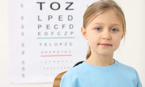 Une petite fille passe un test d&rsquo;acuit&eacute; visuelle.