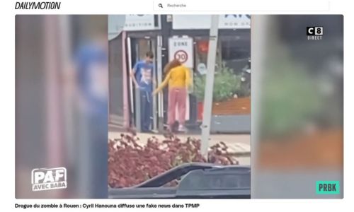 Capture d’écran montrant 2 personnes marchant dans une rue en se balançant