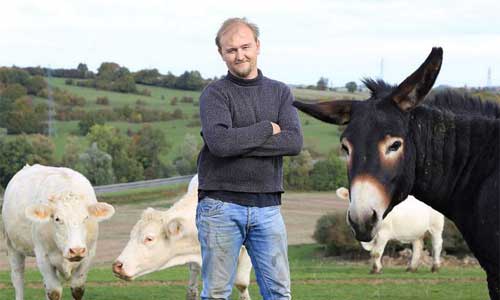 Illustration article L'amour est dans le pré : Julien, agriculteur handicapé !