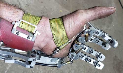 Illustration article Amputé, un Américain fabrique une main 100 % mécanique