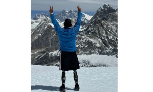 Illustration article Amputé des deux jambes, un Népalais à l'assaut de l'Everest 