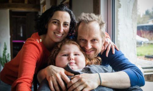 Portrait d’Andréa entourée de ses parents.