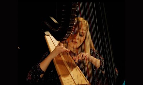 Anja Linder en train de jouer de la harpe.