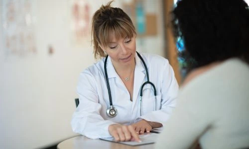 Un m&eacute;decin parle &agrave; un patient