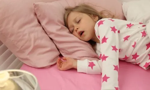 Une petite fille qui dort bouche ouverte&nbsp;