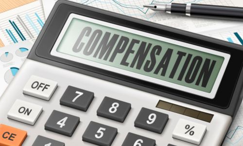 Calculette avec le mot « compensation » écrit sur l’écran
