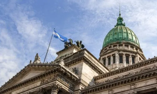 Façade du congrès argentin, à Buenos Aires, avec un drapeau du pays.