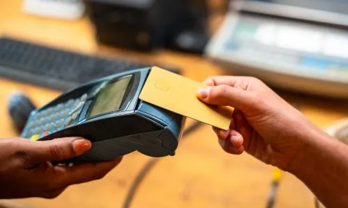 Un terminal de paiement avec une carte bleue