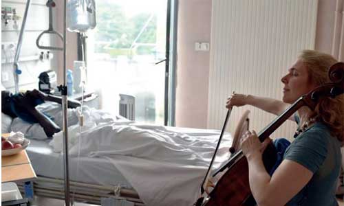 Art thérapie, elle joue du violoncelle au chevet de patients