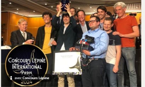 Les créateurs d’Artha brandissant leur prix lors du concours Lépine 2024.
