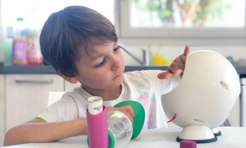 Un enfant asthmatique utilise Ludocare