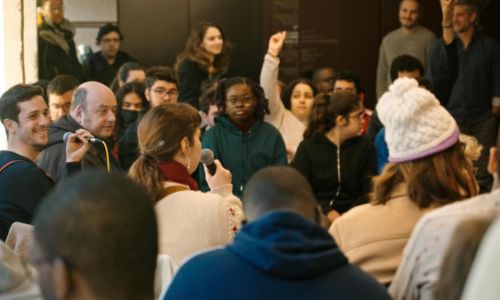 Les journalistes du Papotin échangent en comité de rédaction.