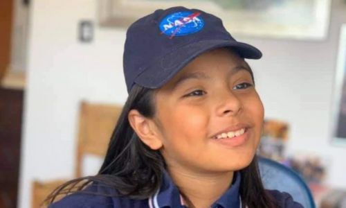 Adhara Pérez Sánchez avec une casquette de la Nasa.