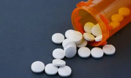 Des m&eacute;dicaments r&eacute;partis sur une surface plane