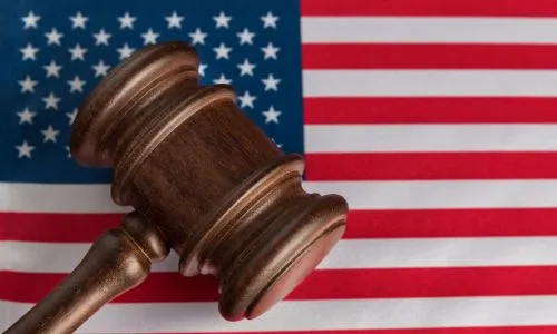 Le marteau de la justice posé sur le drapeau des États-Unis.