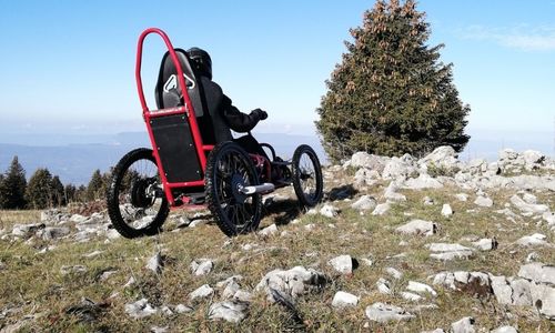 Illustration article Avec leur fauteuil tout terrain, ils déplacent des montagnes