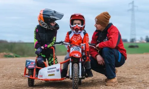Lewis fait de la motocross avec son papa.