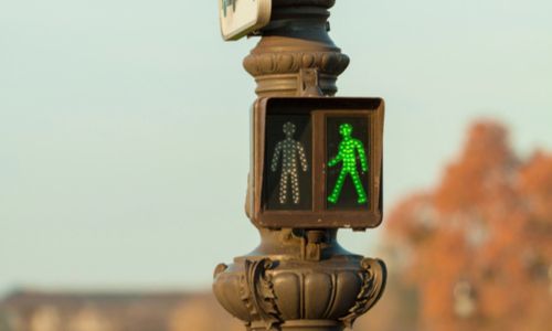 Feu vert piétonnier à Paris.