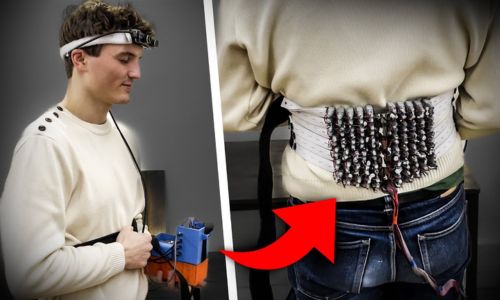 Un utilisateur teste la ceinture haptique.