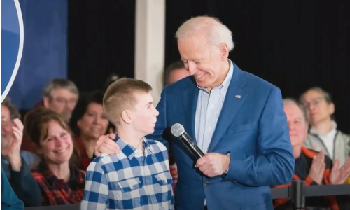 Bègue comme Joe Biden, un garçon de 13 ans émeut l'Amérique